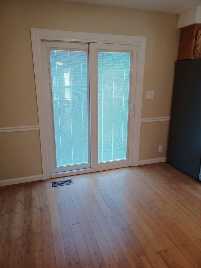 Building Photo - 3 Bedroom 2.5 Bathroom Home!