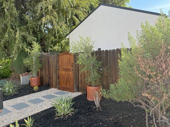 Primary Photo - 5918 Hinton Ave