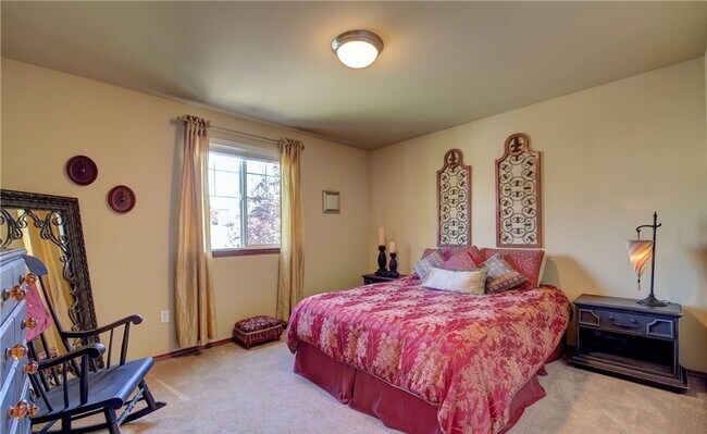 Building Photo - Beautiful 3 bed Home in Country Woods!