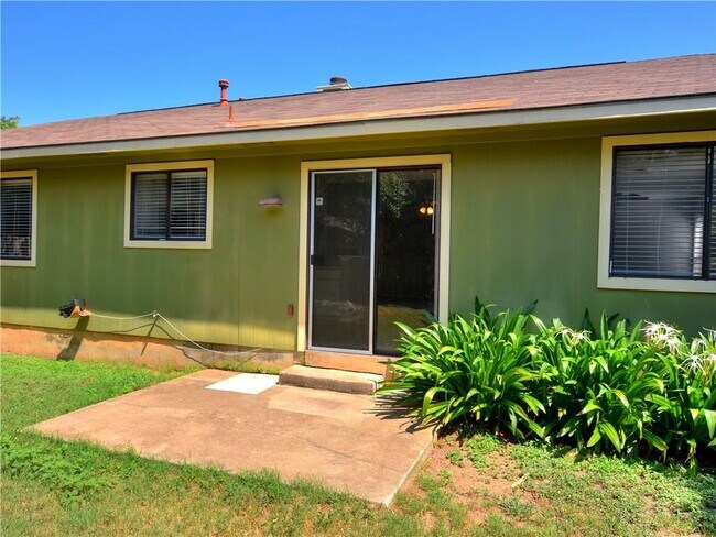 Building Photo - 802 Primrose Ln