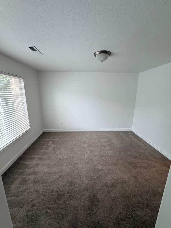 Building Photo - PAY NOTHING UNTIL AUGUST 1ST- 3 Bed, 2.5 Bath Townhome in Pleasant Grove