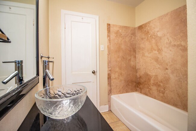 Building Photo - 3 Bedroom 2 bathroom house in Tech Terrace!