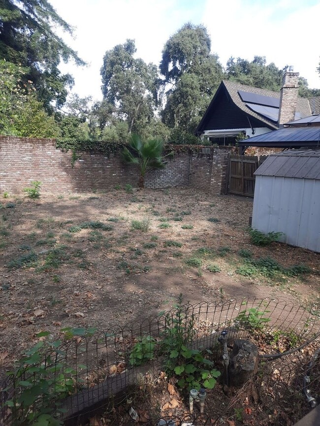 Building Photo - Live near Lower Park!