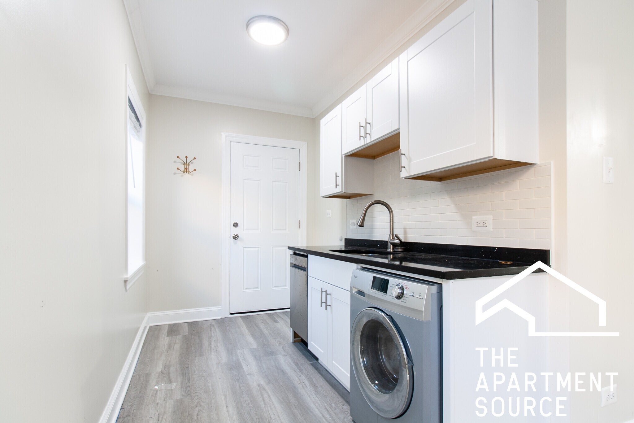 Building Photo - 837.5 W Cornelia Ave