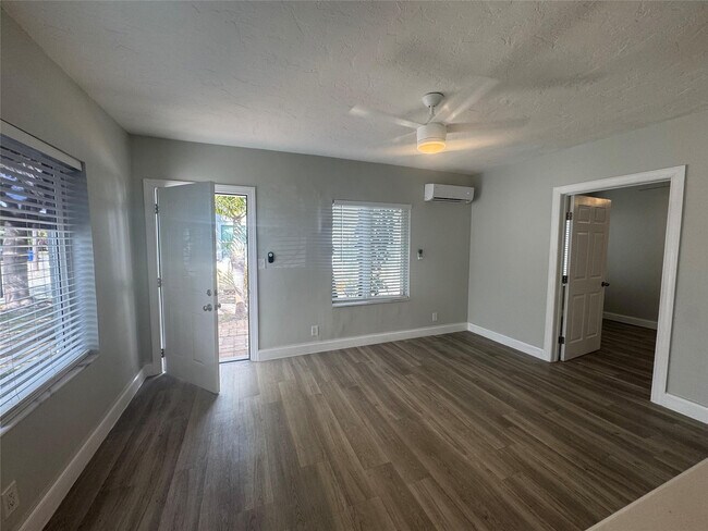 Building Photo - 828 NE 17th Ave