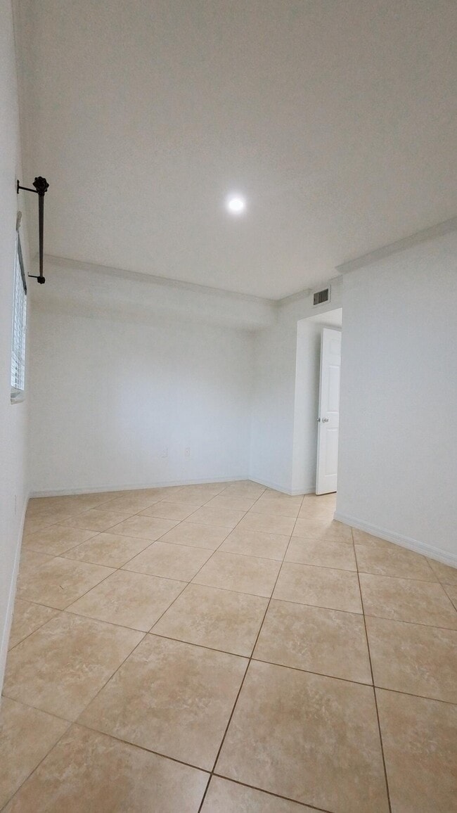 Building Photo - 1000 Palm Trail