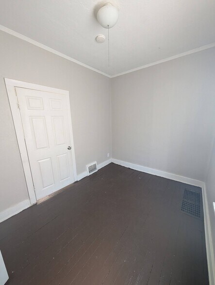 Building Photo - 2116 W Garden St