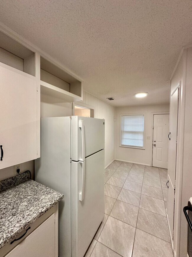 Building Photo - Cozy Three Bedroom, Centrally Located!