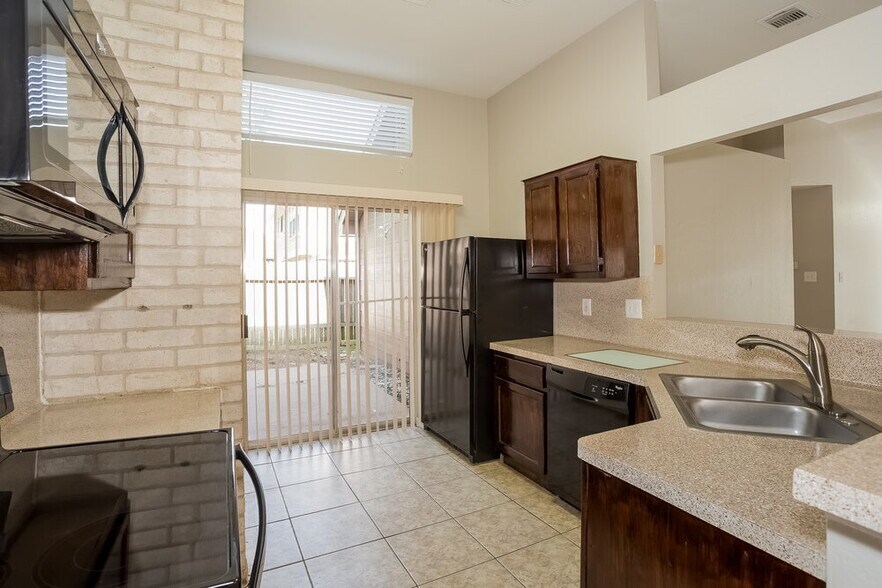 Building Photo - 19523 Lake Hollow Ln