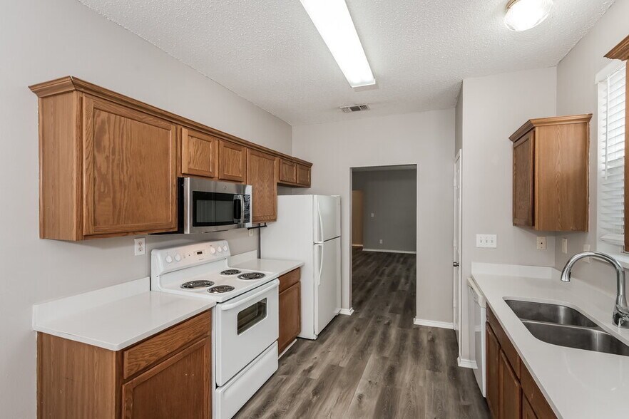 Building Photo - 2413 Wildwood Ln