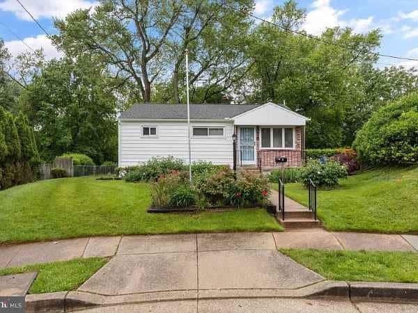 Primary Photo - 6 Westgate Ct