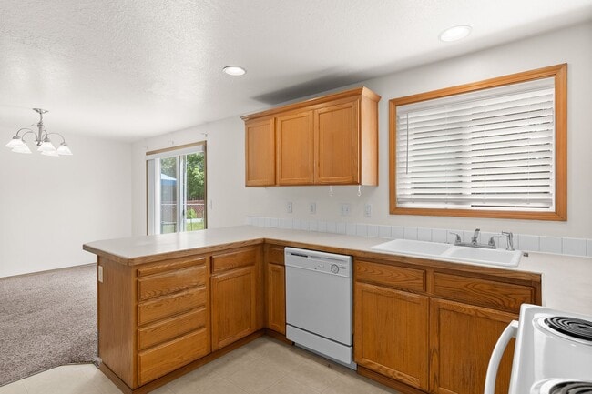 Building Photo - Woodstock 3 Bedroom Single Family Home