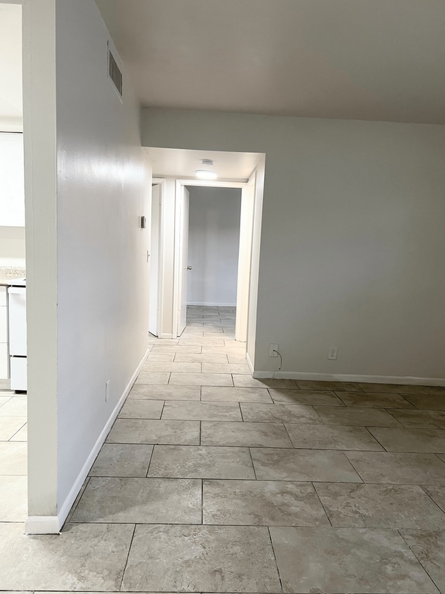 Building Photo - LARGE NEWLY RENOVATED 2 BEDROOM APARTMENTS Application fee is waived during move in