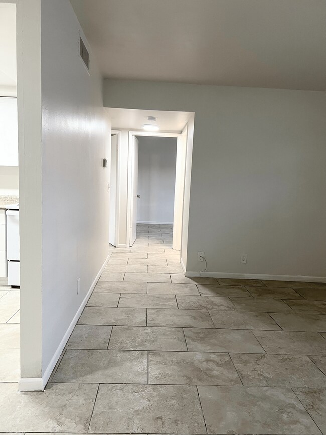 Building Photo - LARGE NEWLY RENOVATED 2 BEDROOM APARTMENTS + OFFICE Application fee is waived during move in