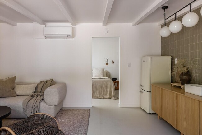 Building Photo - 276 E Granvia Valmonte
