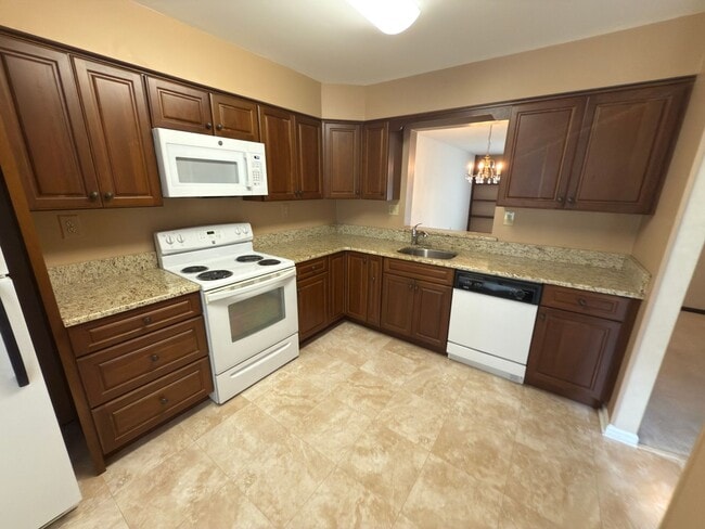 Building Photo - 3BR+BSMT Townhome (Tapestry) with COUNCIL ...