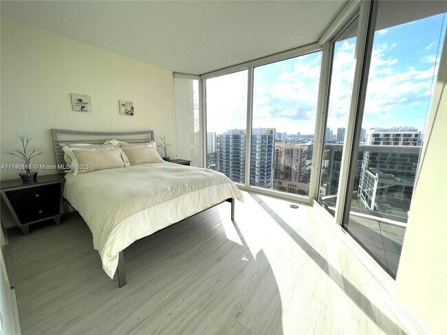 Building Photo - 17555 Collins Ave