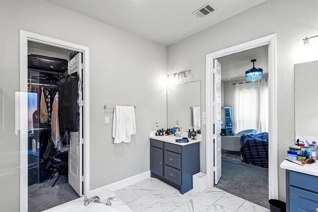 Building Photo - 7211 Sylvan Birch Trl