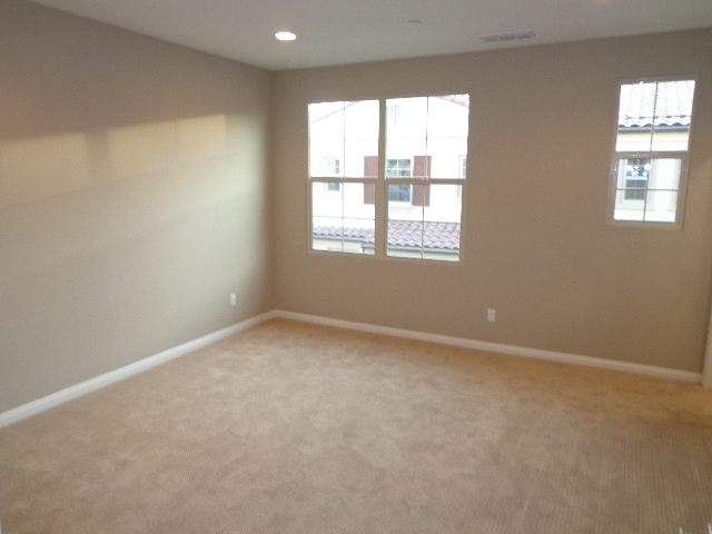 Building Photo - Amazing 4 Bedroom/3.5 Bathroom Townhome
