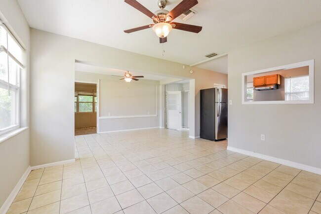 Building Photo - 321 W Dicie Ave