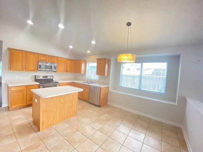 Building Photo - Lake Mary!  Ready to Move in!! Spacious 4/...