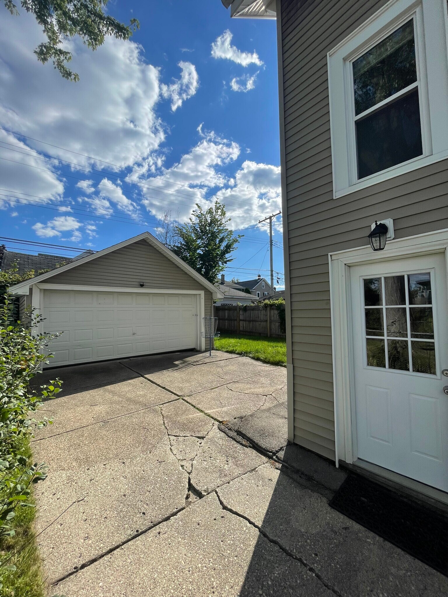 Bac of Driveway / Garage - 141 Parkwood Ave
