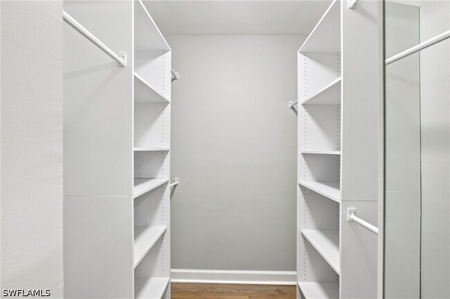 Building Photo - 646 SE 12th Ct