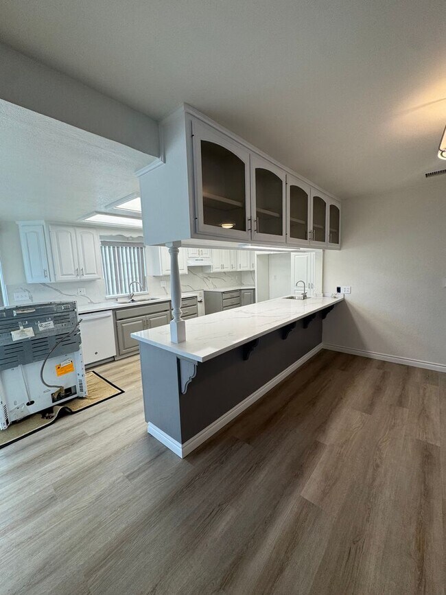 Building Photo - 5 Bedroom, 3.5 Bath, Beautiful 1,856 SQ FT...