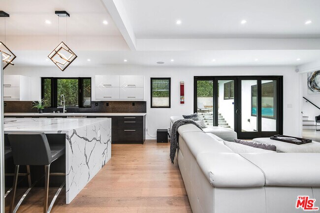 Building Photo - 13378 Contour Dr