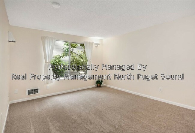 Building Photo - 4717 W Lake Sammamish Pkwy SE