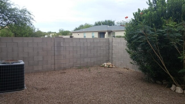Building Photo - 8478 N Placita De La Manzana