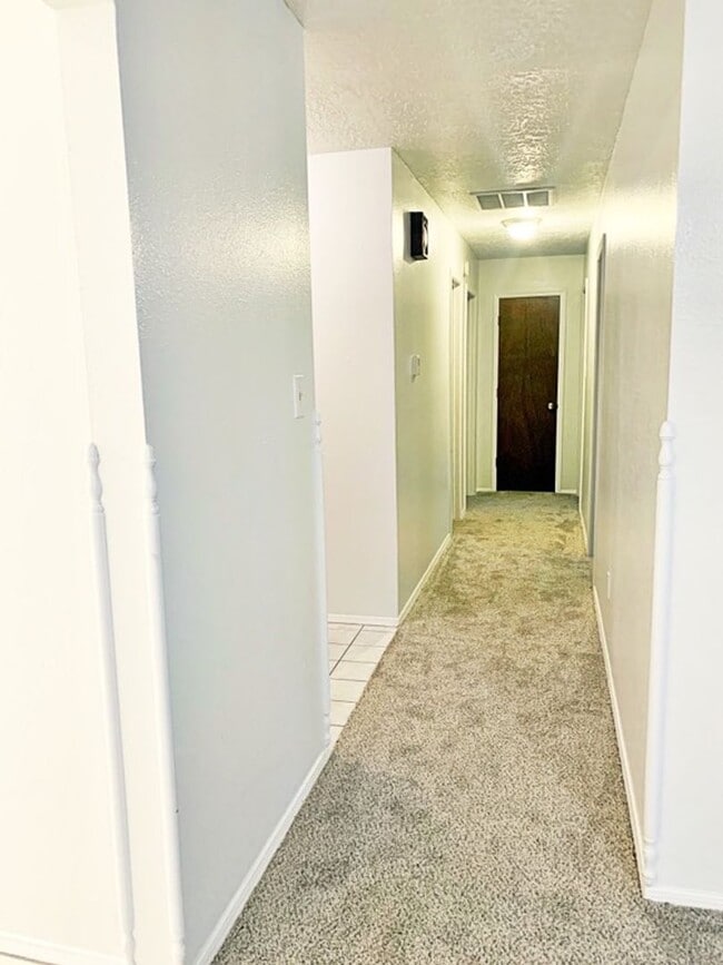 Building Photo - Beautiful  3 bedroom, 2 bath home with 2 c...