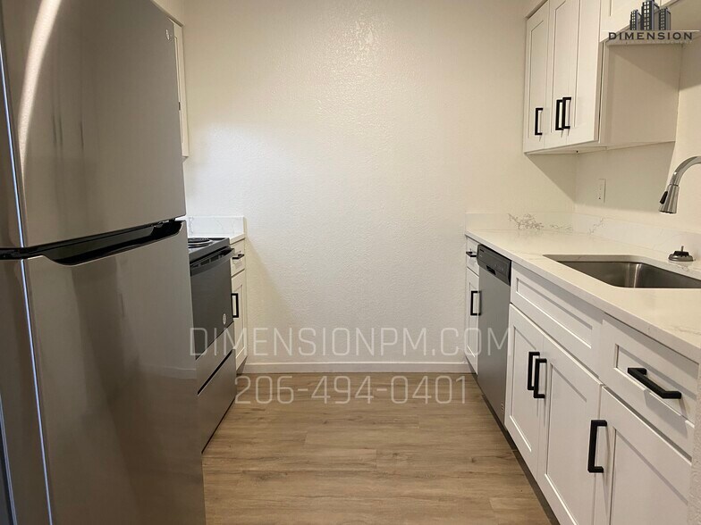 Building Photo - 102 Tacoma Blvd S