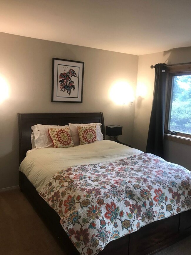 Building Photo - Fully Furnished Incline Home