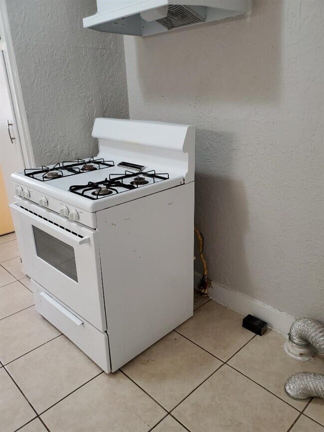 Building Photo - 2305 NW Denver Ave