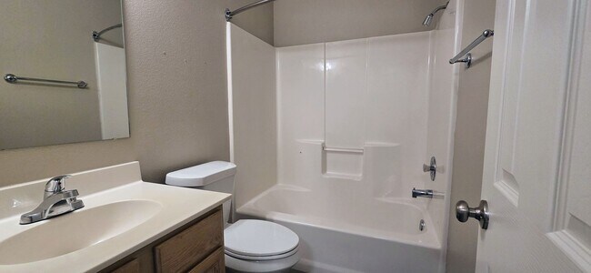 Building Photo - New Braunfels 2 Bedroom 2 Bath less than 1 mile from Landa Park!