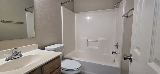 Building Photo - New Braunfels 2 Bedroom 2 Bath less than 1...