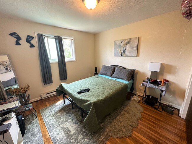 Building Photo - 2nd Flr 2 Bed 1 Bath Apt w/ Hardwood And T...