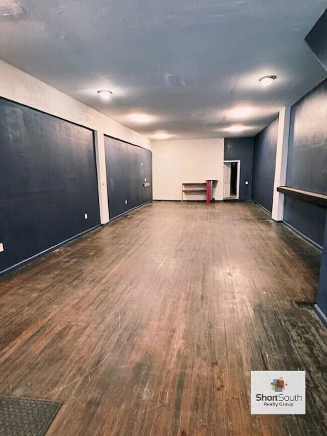 Building Photo - Nice main floor commercial space for rent