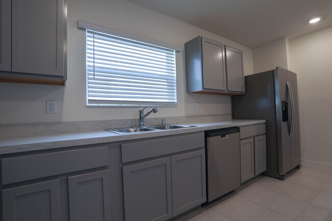 Building Photo - 2950 Lavanda Dr