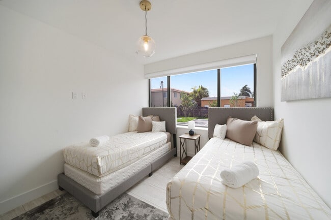 Building Photo - 2110 SW 16th St