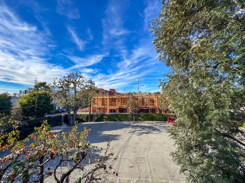 Building Photo - 2027 Beloit Ave