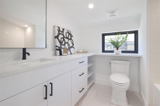 Building Photo - 2401 Willow St