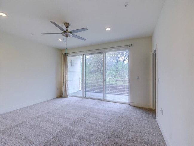 Building Photo - 604 N Bluff Dr