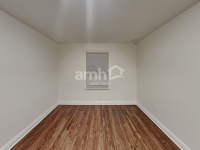Building Photo - 1028 Sky Lks Dr
