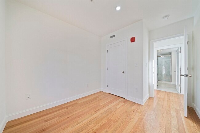 Building Photo - 417 Commercial St