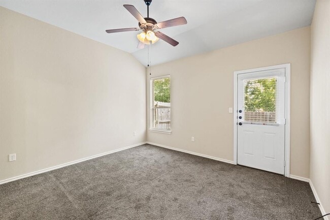 Building Photo - 119 Creekside Villa Dr