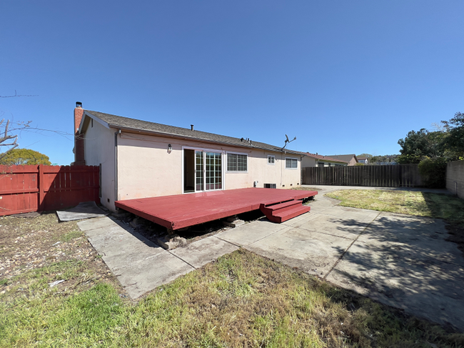 Building Photo - Renovated American Canyon Home Near School...