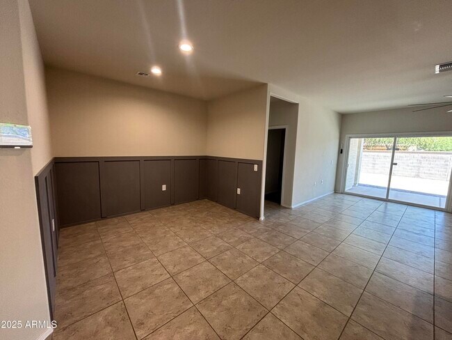 Building Photo - 9661 E Alfalfa Dr