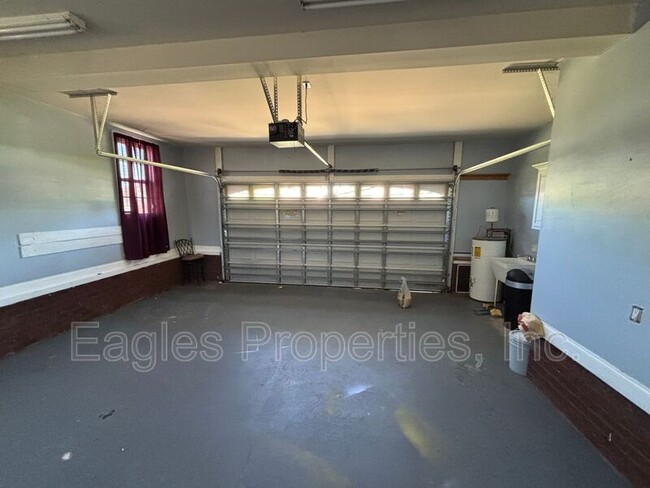 Building Photo - 121 Willowbrook Dr